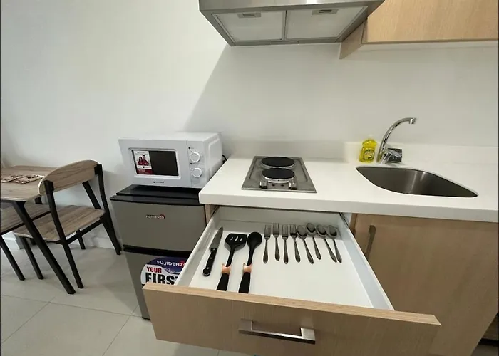 Fast Wifi - Free Pool Access - Netflix - Hot Shower Manila